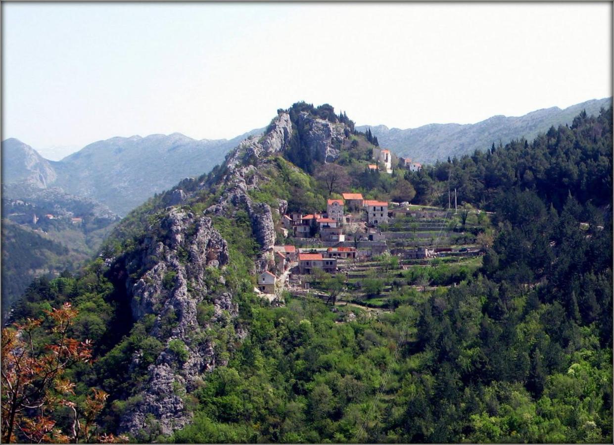 Villa Mini Stone House à Omiš Extérieur photo