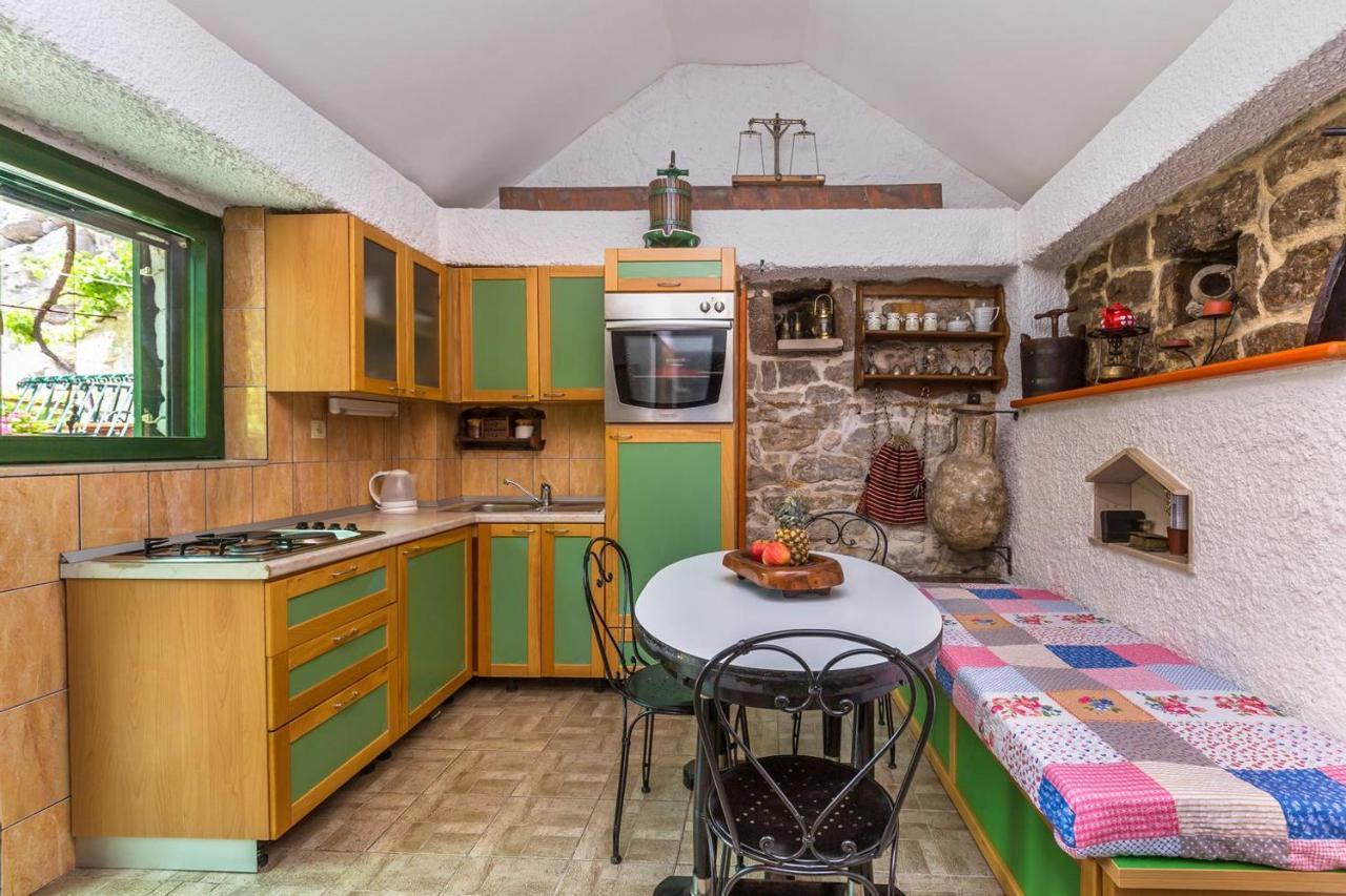 Villa Mini Stone House à Omiš Extérieur photo